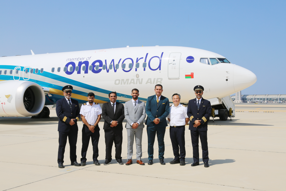 Oman Air Unveils New Boeing 737 in oneworld Livery, Blending Art and Aviation