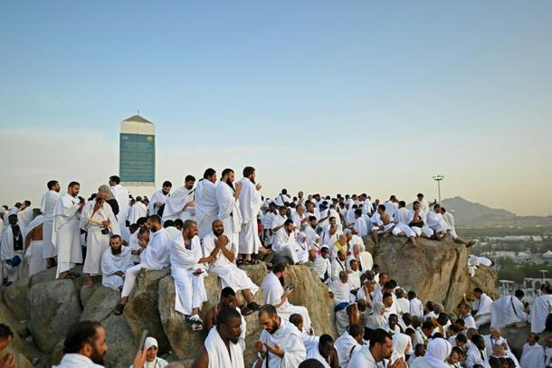 Jabal Al-Rahma in Arafat Attracts 10,000+ Daily Visitors During Hajj